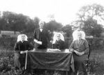 Nieuwland Krijn 1861-1939 met enkele familieleden.jpg